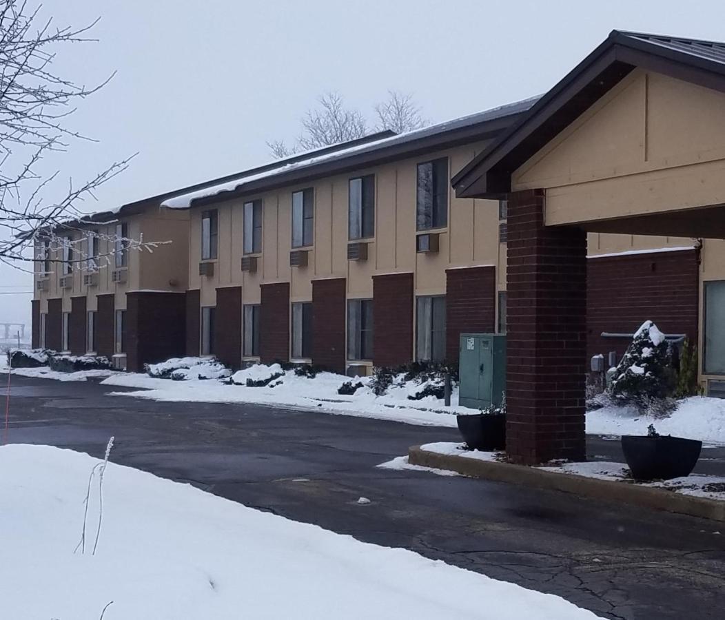 Amerivu Inn And Suites Shawano Wi Extérieur photo