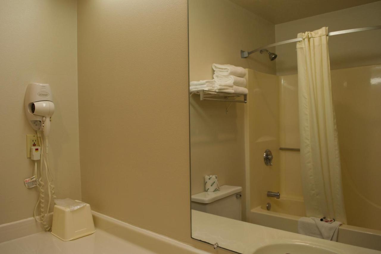 Amerivu Inn And Suites Shawano Wi Extérieur photo