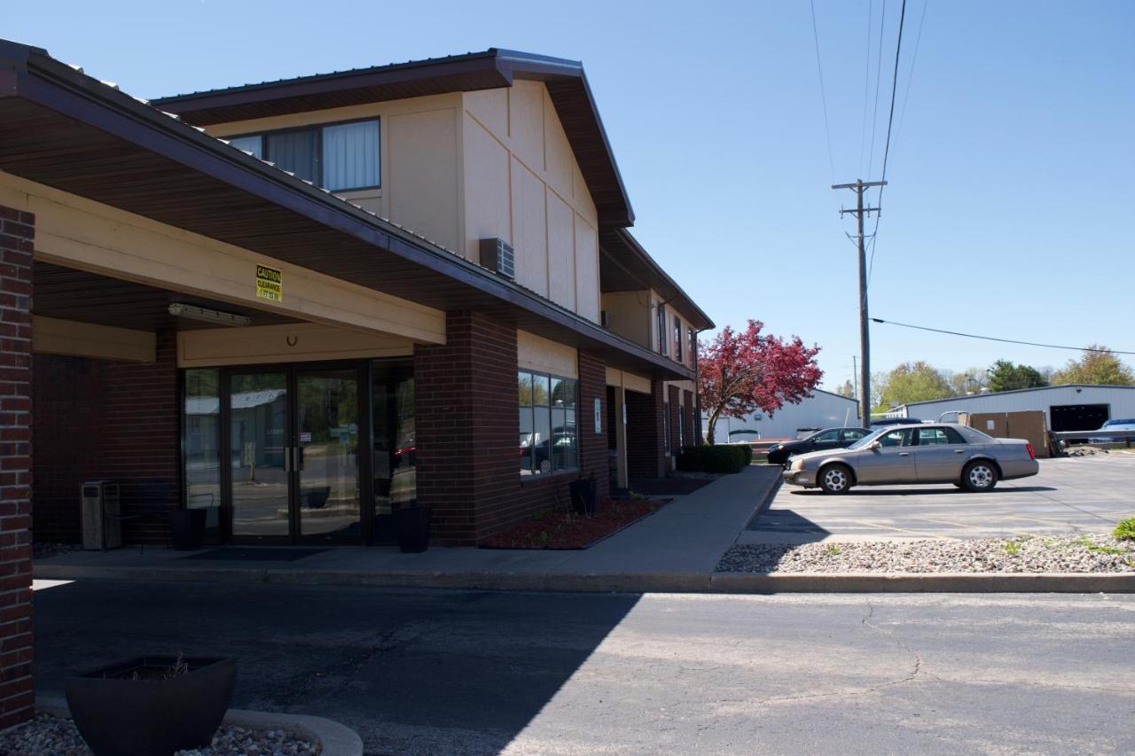 Amerivu Inn And Suites Shawano Wi Extérieur photo