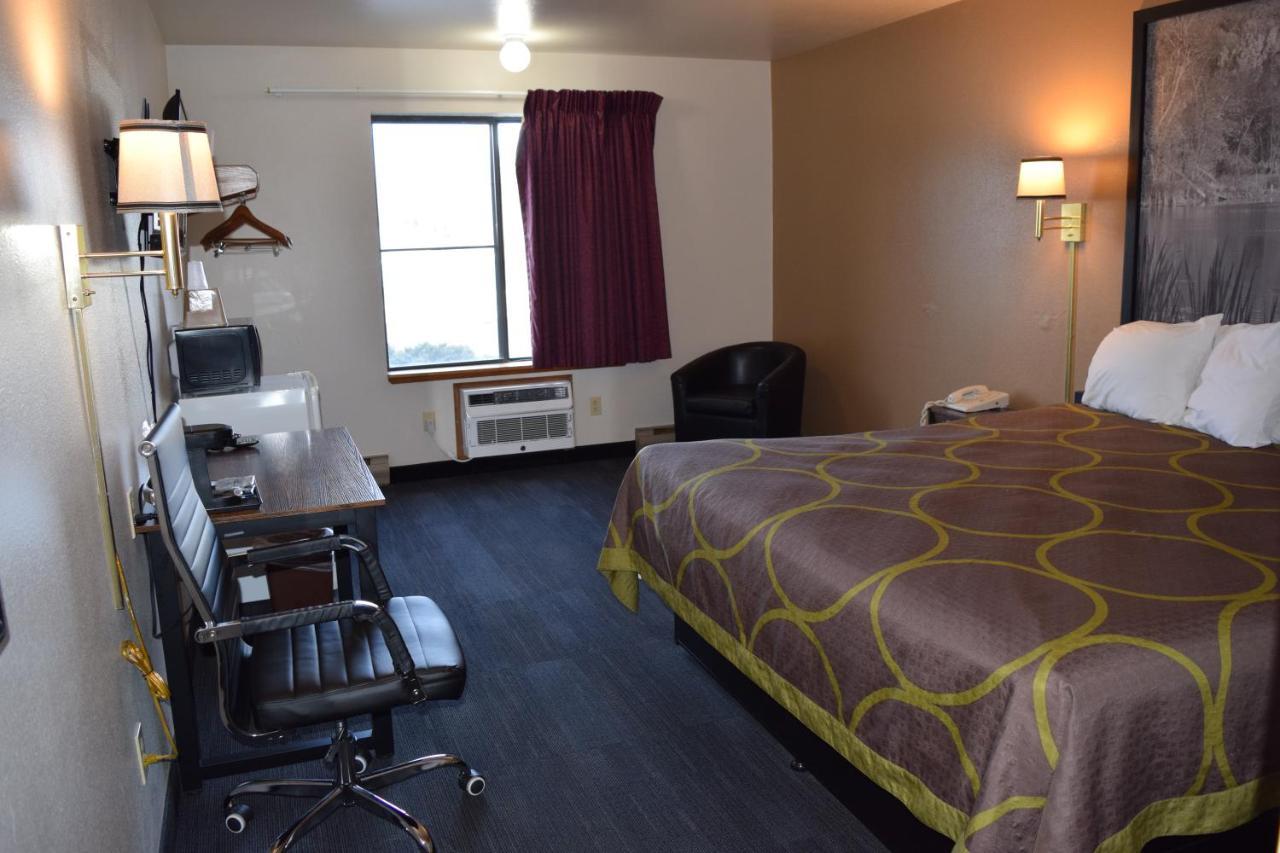 Amerivu Inn And Suites Shawano Wi Extérieur photo