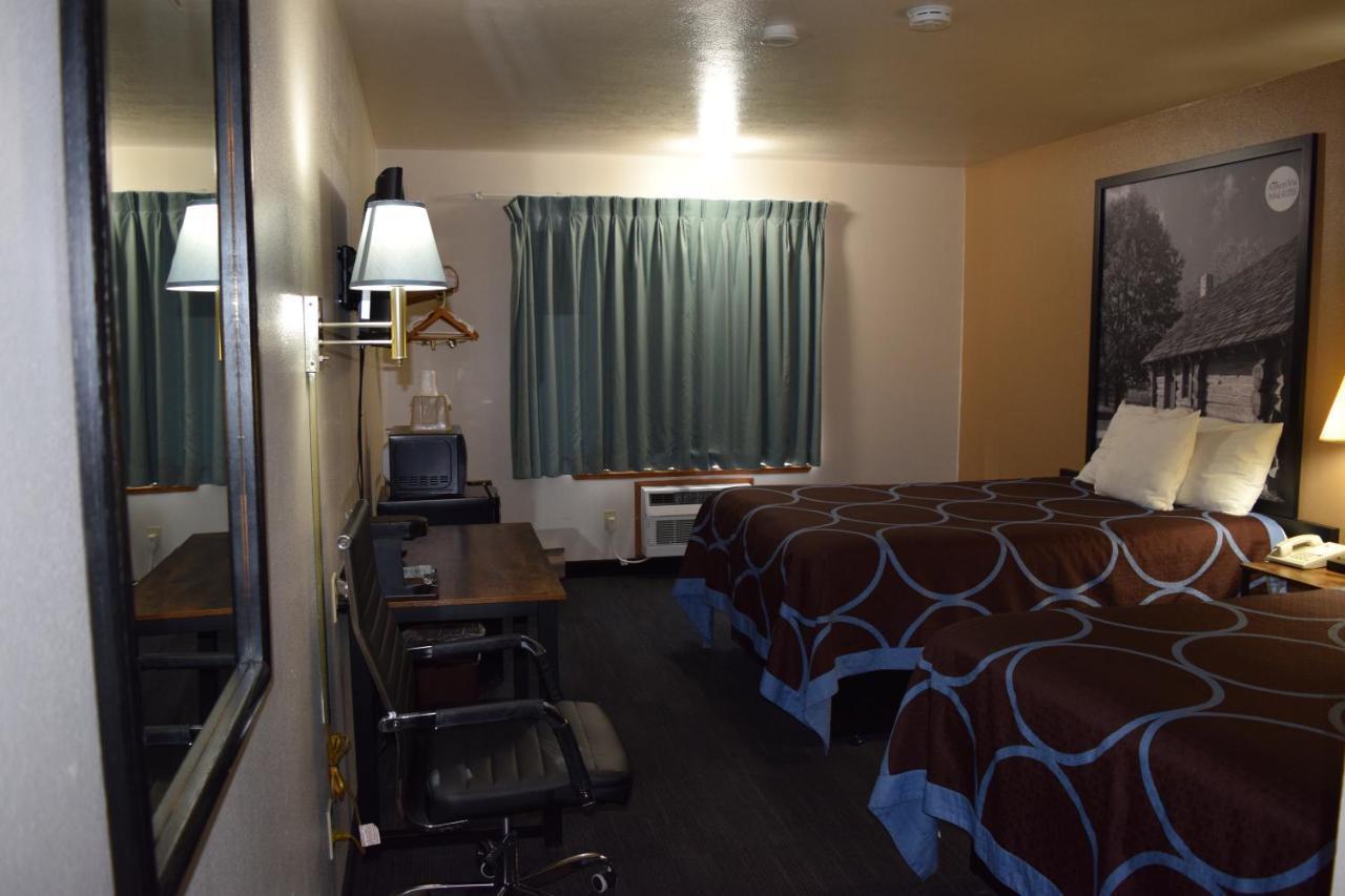 Amerivu Inn And Suites Shawano Wi Extérieur photo